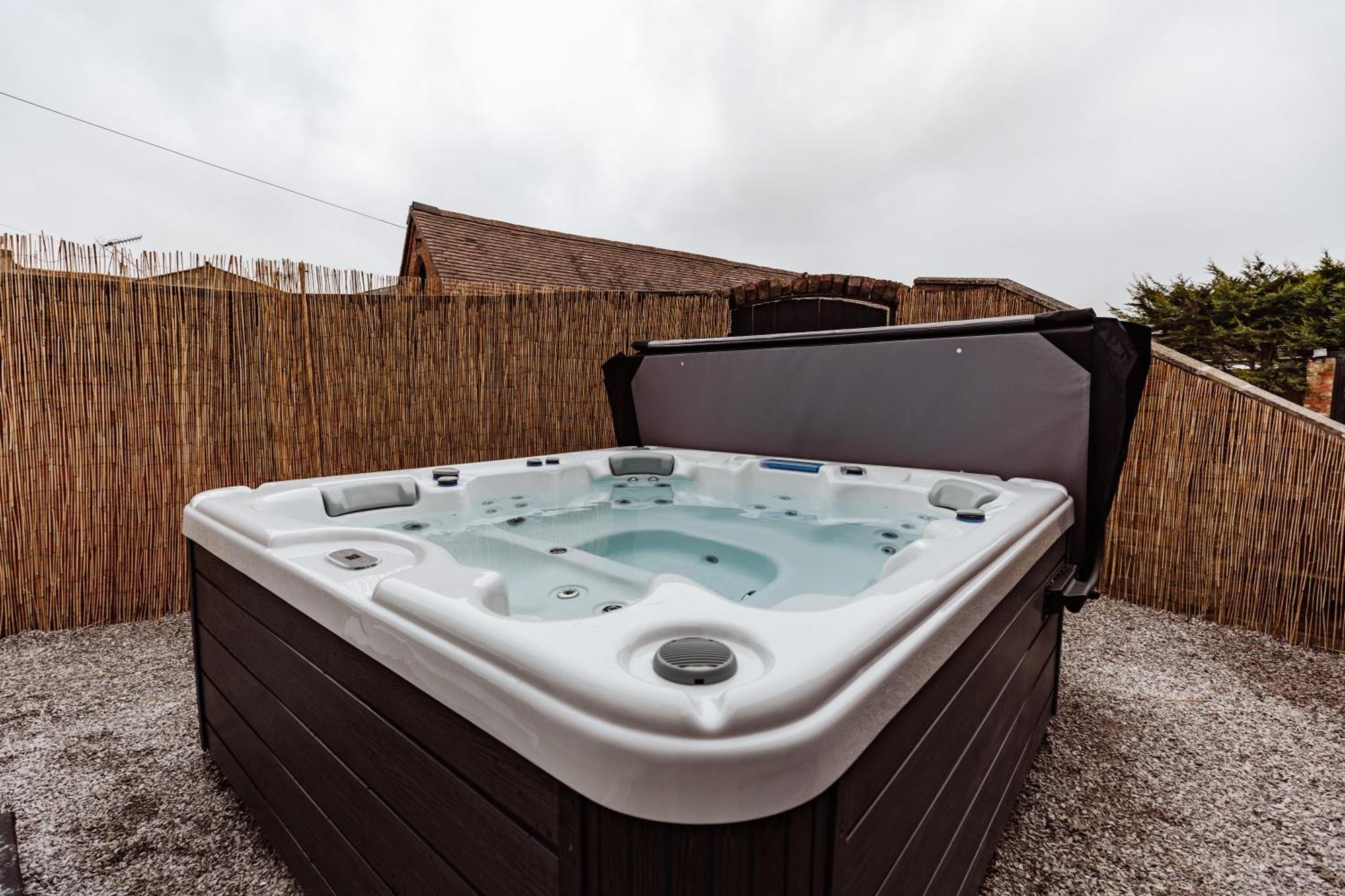 House With A Cinema And Games Room, Sleeps 17 Shrewsbury Buitenkant foto
